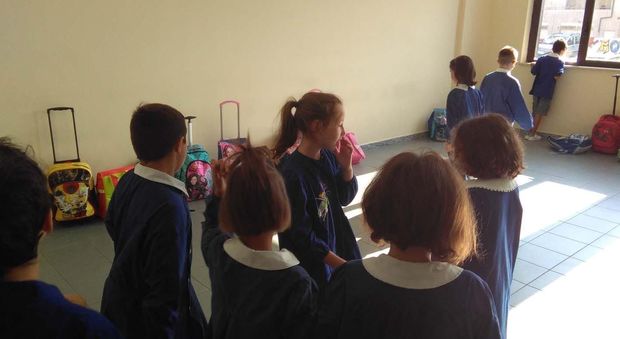Pescara, gli studenti tornano a scuola: l'aula è senza banchi e sedie