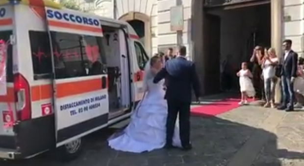 Sposi noleggiano un'ambulanza per andare al matrimonio: è polemica
