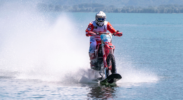 Luca Colombo con la moto da cross sul lago di Como