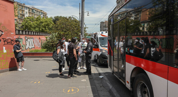 Napoli, uomo accoltellato a piazza Cavour: ferito mentre saliva su un autobus. Arma sequestrata e due denunciati