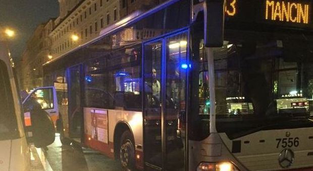 Incidente sul bus Atac, due passeggeri cadono a terra per una brusca frenata: ricoverati all'ospedale