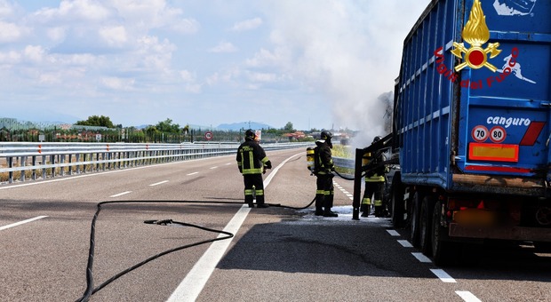 Incidente sulla Superstrada Pedemontana tra gli svincoli di Breganze e Colceresa. Camion a fuoco, il camionista si ferma giusto in tempo