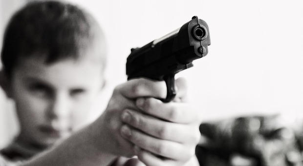 Bambino di 10 anni ruba la pistola al papà e uccide un coetaneo: arrestati entrambi