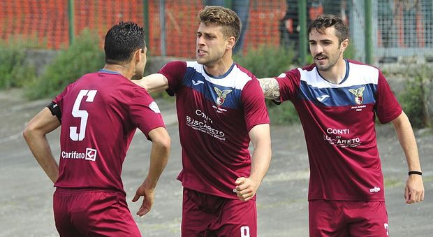 L'attaccante Niccolò Gucci mentre riceve i complimenti dai compagni dopo il gol segnato domenica a Pesaro