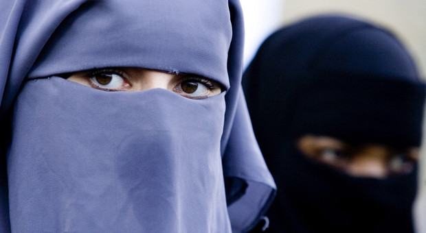 Al consiglio comunale con il niqab: mamma musulmana condannata