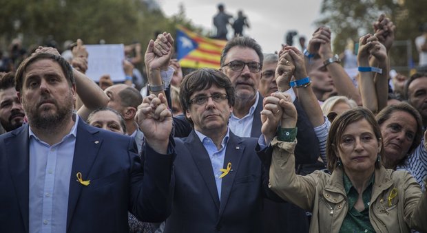 Catalogna, Madrid destituisce il governo di Puigdemont