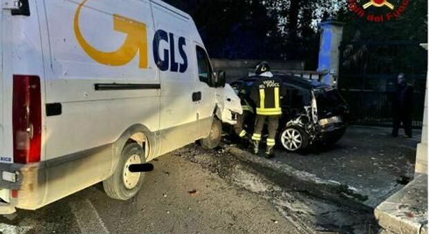 Lecce, traffico in tilt e lunghe code sulla statale 16: un furgone e due auto coinvolte in un incidente