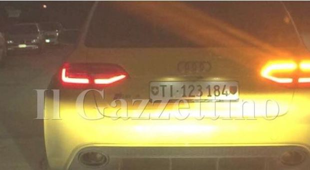 Asolo, ritrovata incendiata l'Audi gialla, uno dei ricercati si presenta in Questura: «Io sono innocente»