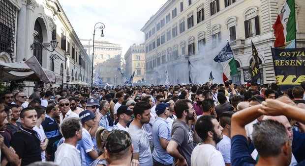 Mille tifosi in piazza contro Lotito: «Ora libera la Lazio»