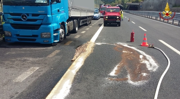 La perdita di gasolio sul Raccordo Autostradale di Trieste