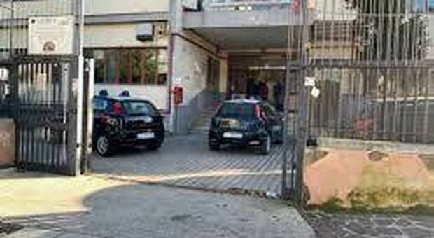 Prof picchiato fuori scuola a Villaricca: aveva sgridato gli alunni, poi il raid