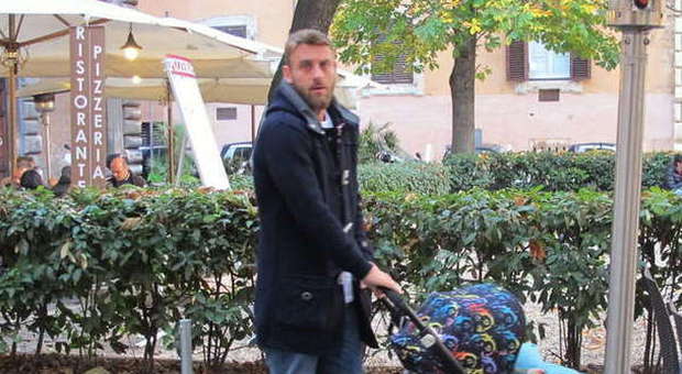 Daniele De Rossi, una famiglia Magica: pranzo in centro a Roma con la compagna e le figlie