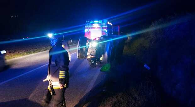 Ancona, incidente da paura sulla Strada del Vallone: si ribalta due volte con l'auto, ferita una donna