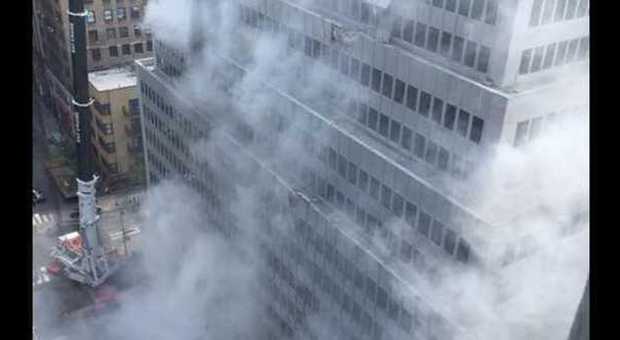 Il cavo cede: gru contro grattacielo a Manhattan. Pezzi di palazzo precipitati da 30 piani