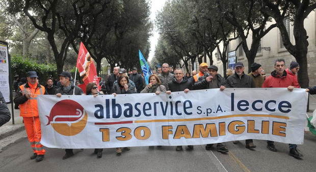 Licenziamenti Alba Service, a rischio 130 famiglie. I lavoratori bloccano via XXV luglio