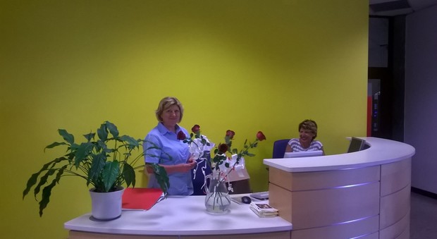 Le dipendenti comunali con le rose regalate dal sindaco Piunti e dal presidente Gabrielli