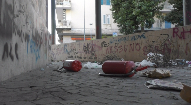 Napoli, estintori rubati per vandalizzare la stazione di piazza Italia