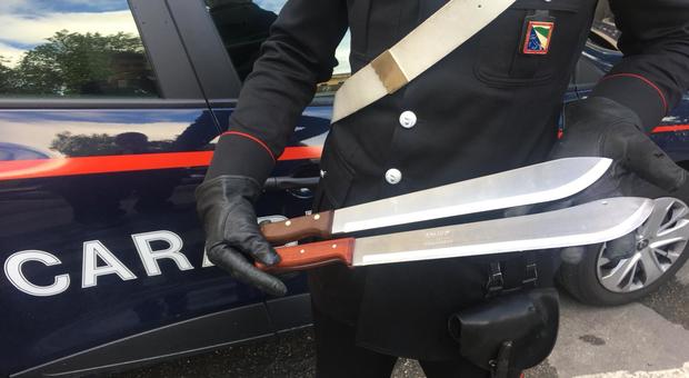 Coltelli, manganelli e machete: in auto armati. I carabinieri denunciano 34 persone