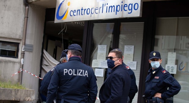 Bomba al centro per l'impiego di Avellino: il sospettato è un hater di 60 anni