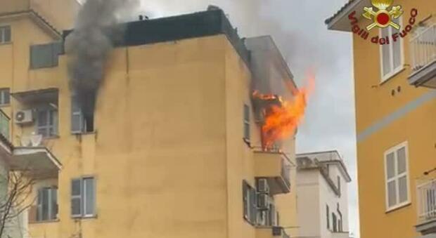 Incendio a Tor Sapienza: i pompieri eroi salvano gli inquilini