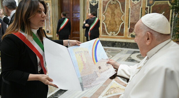 Il Papa con uno dei sindaci dei territori colpiti dal sisma del 2016