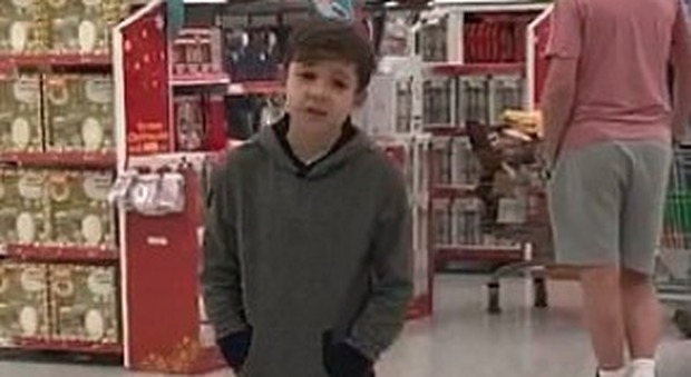 Gb, bimbo autistico canta in un supermercato per beneficenza: il video commuove il web