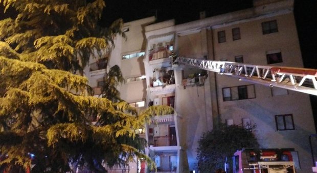 Crotone, esplode una casa: due morti, 4 feriti, tra cui 2 sorelline