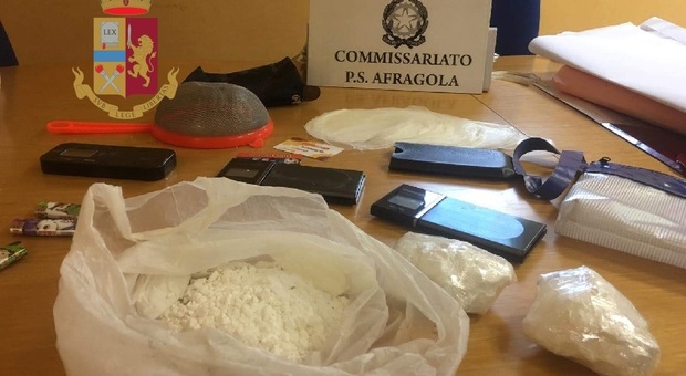 Napoli, irruzione della polizia, spacciatore lancia la cocaina dalla finestra di casa