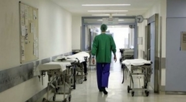Medici, cinque aggressioni al giorno: sale operatorie presidiate dalle guardie giurate