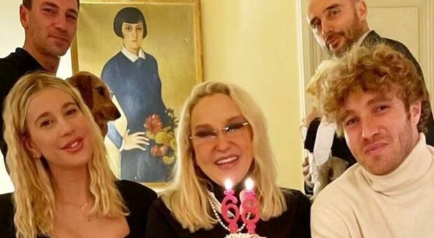 Compleanno con la famiglia allargata: Eleonora Giorgi festeggia i 68 anni con i due figli e la nuora Clizia Incorvaia