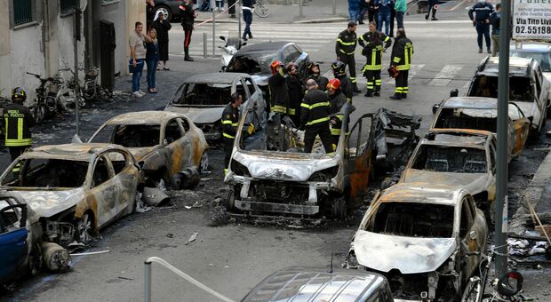 Milano, esplode del furgone di bombole d'ossigeno: boato e fiamme. Dieci auto distrutte, scuola evacuata: 12 famiglie non hanno dormito a casa