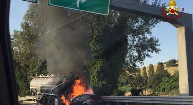 Inferno in autostrada: auto centra un tir cisterna e scoppia un incendio