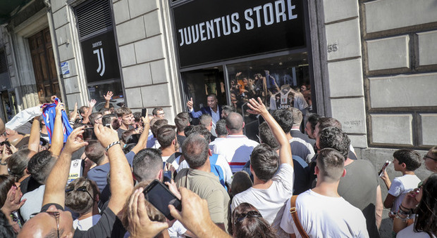 Lo stile Juve conquista anche Roma, centinaia all'apertura del primo store