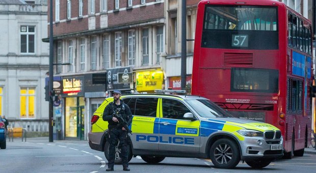 Attacco a Londra, l'Isis rivendica: «L'attentatore è un nostro combattente»