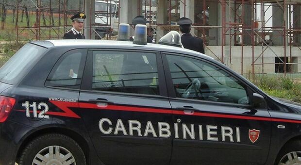 Ubriaca alla guida, insulta i carabinieri: denunciata lei ed anche la passeggera