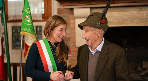 Altivole. L'alpino Alfredo Visentin ha compiuto 105 anni, è tra i soci fondatori delle penne nere di Caselle. Festeggia anche i 70 anni di matrimonio con la sua Ida