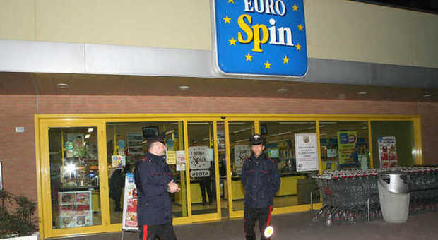 Ladri in azione all'Eurospin nella notte: se ne vanno portandosi via la cassaforte