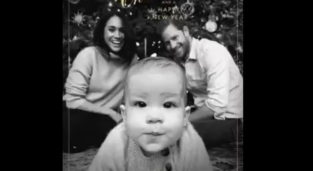 Meghan e Harry, la foto di Natale con baby Archie: «Auguri dalla nostra famiglia»