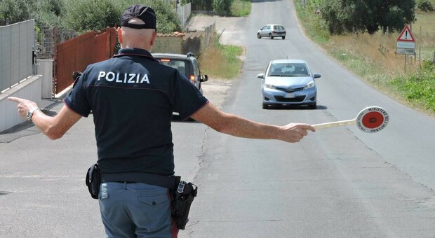 Roma, scippatore seriale in fuga investe e ferisce tre poliziotti: arrestato