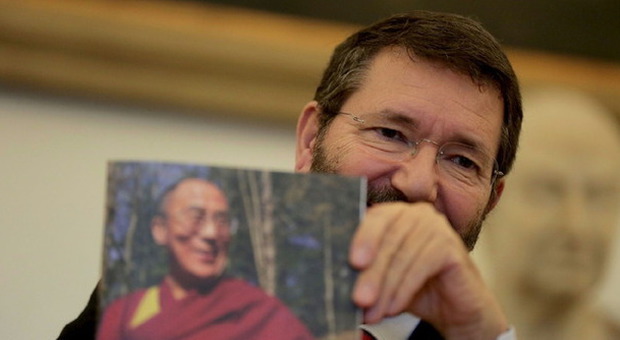 Summit dei Nobel per la pace, il Dalai Lama arriva a Roma invitato da Marino