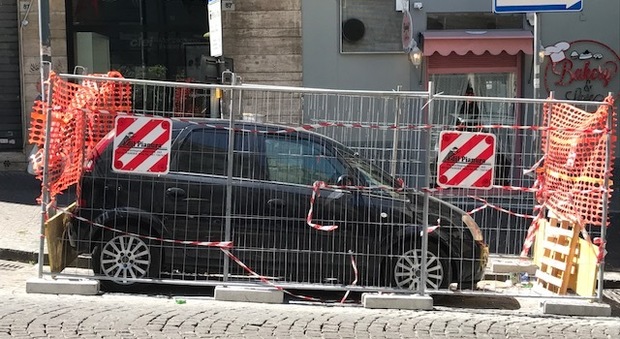 Napoli, parcheggio «privato» con transenne e divieto di sosta
