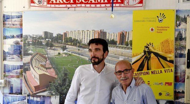 Maurizo Martina a Scampia con il presidente della scuola locale di calcio, Antonio Piccolo