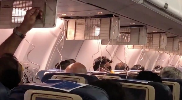 Passeggeri perdono sangue da naso e orecchie, aereo costretto all'atterraggio: «Cabina non pressurizzata» Video