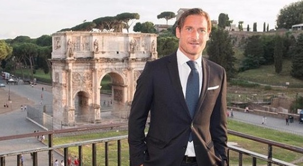 Francesco Totti inizia la carriera d'attore, ma dietro le quinte succede qualcosa: «Me so' scordato...»