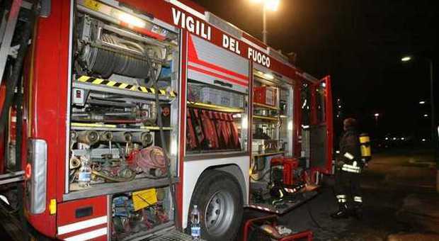 Via di Salone, deposito di combustibili prende fuoco: fiamme alte ed esplosioni