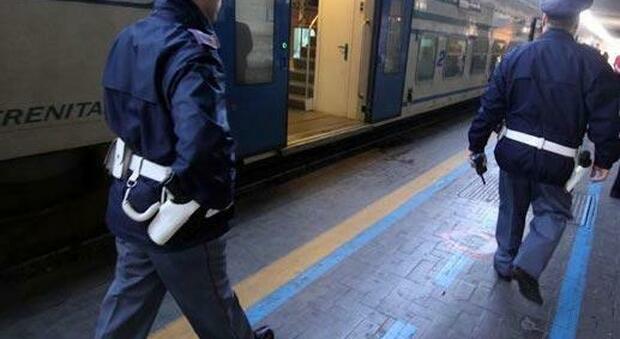 Napoli, sorpresi a rubare sul treno tra Roma e Lecce: due arresti