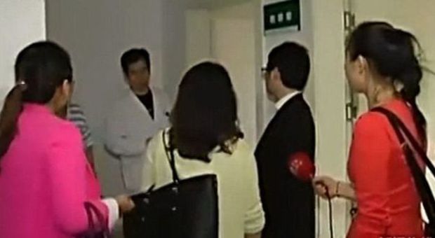 Cina, ricoverato per un incidente: in ospedale si presentano 17 fidanzate, una anche con il figlio