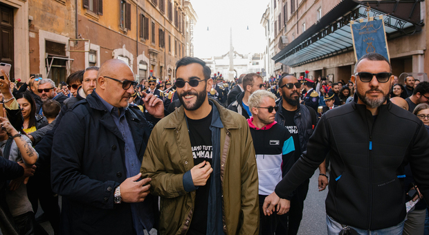 Marco Mengoni, flash mob a sorpresa nel centro di Roma