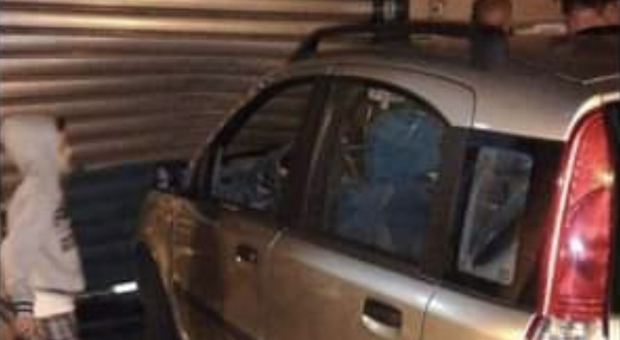 Omignano, tragedia sfiorata : auto finisce sullla saracinesca di un bar