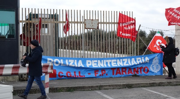 Carceri, agenti penitenziari aggrediti a Taranto e Foggia: scatta lo sciopero bianco per carenza di organico